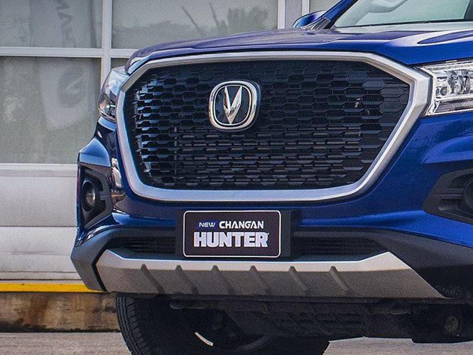 Calandre hexagonale en maille noire du Hunter Diesel, logo Changan et phares LED