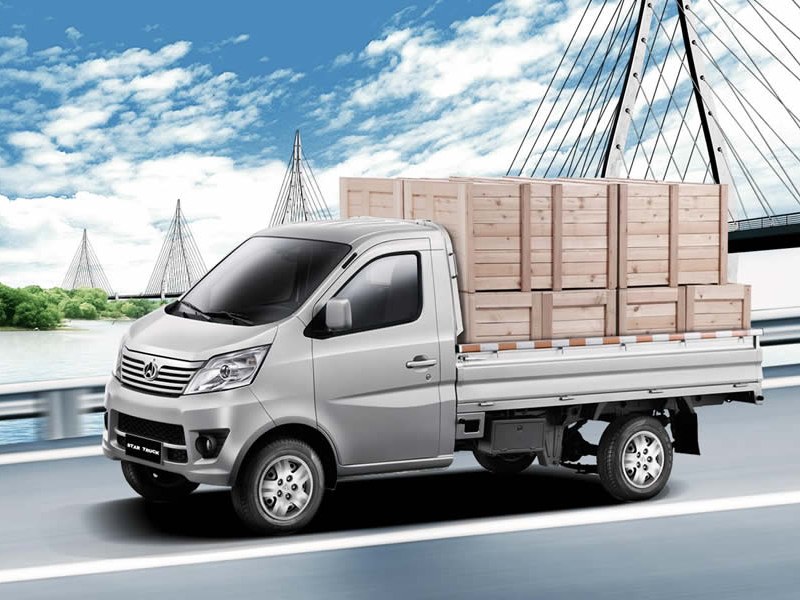 Startruck chargé de caisses en bois sur la route